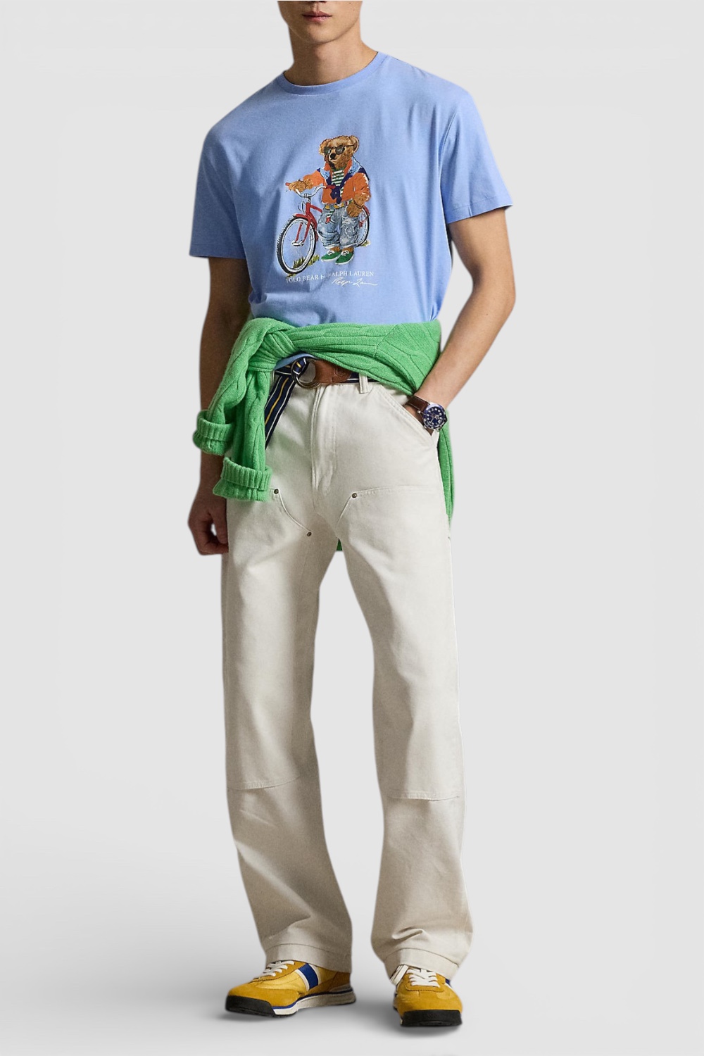 תמונת כל הלוק של חולצת טי